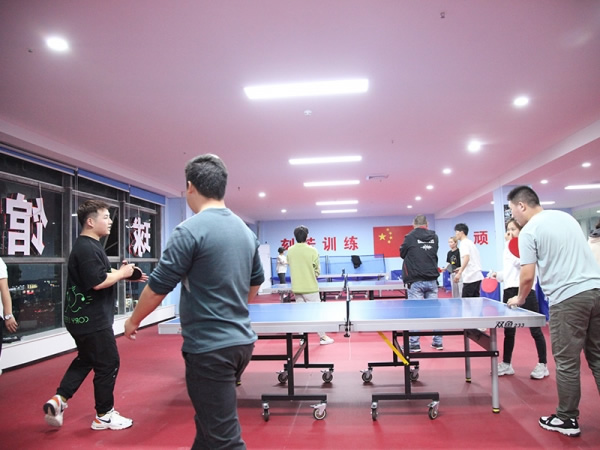 hqd employees play table tennis