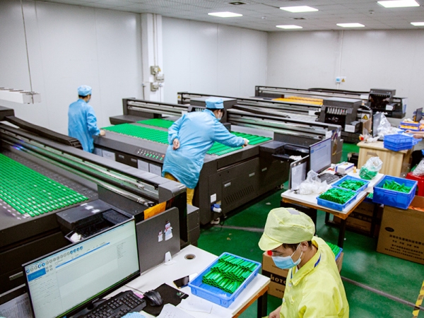 Electronic cigarette production equipment workers picture